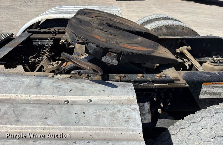 image for item OB9519 2012 Mack CHU613 semi truck