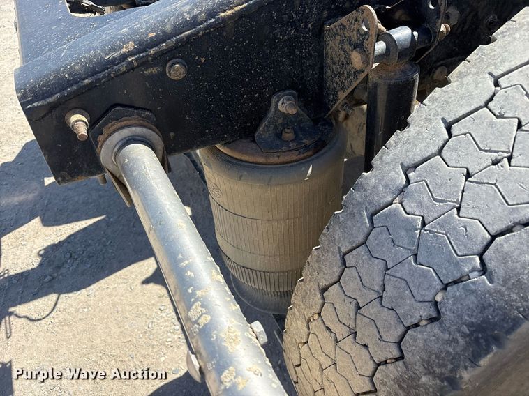 image for item OB9519 2012 Mack CHU613 semi truck