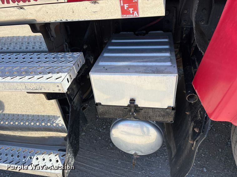 image for item OB9519 2012 Mack CHU613 semi truck