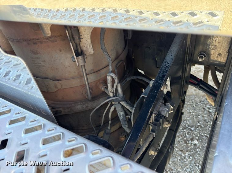 image for item OB9519 2012 Mack CHU613 semi truck