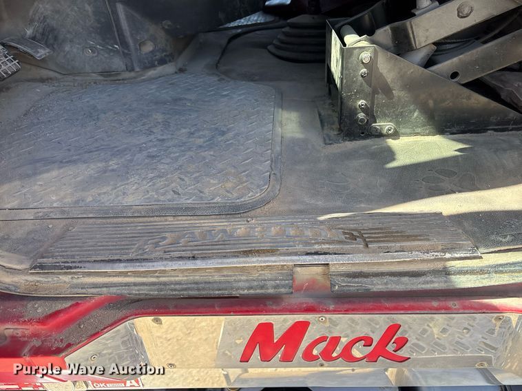 image for item OB9519 2012 Mack CHU613 semi truck