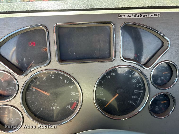 image for item OB9519 2012 Mack CHU613 semi truck