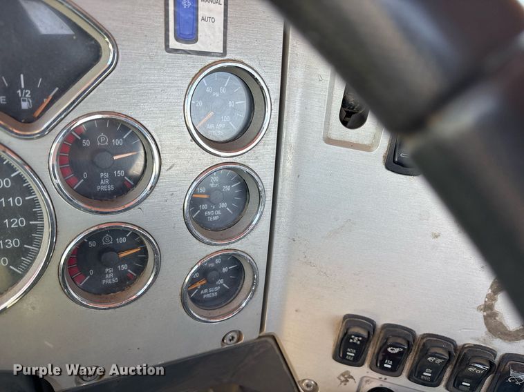 image for item OB9519 2012 Mack CHU613 semi truck