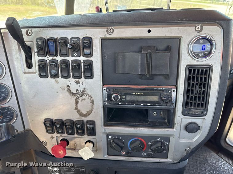 image for item OB9519 2012 Mack CHU613 semi truck