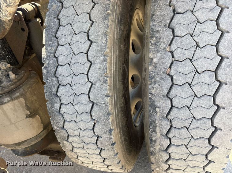 image for item OB9519 2012 Mack CHU613 semi truck