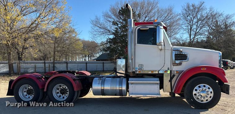 image for item OB9552 2019 Freightliner 122SD semi truck