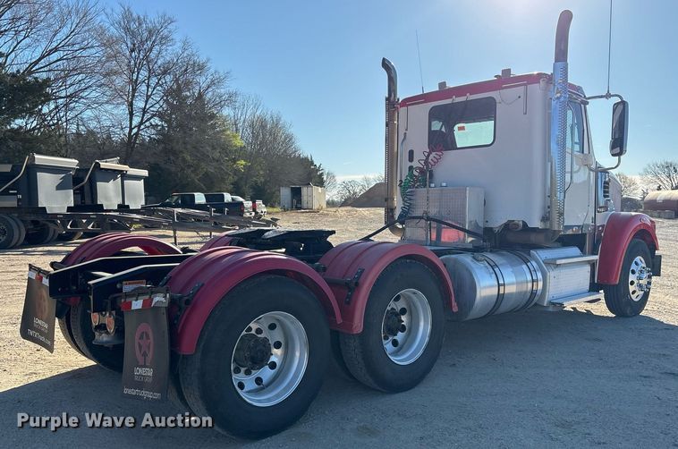 image for item OB9552 2019 Freightliner 122SD semi truck