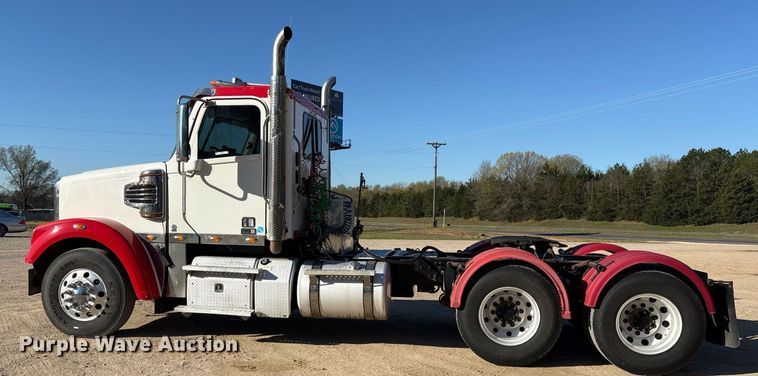 image for item OB9552 2019 Freightliner 122SD semi truck