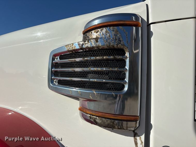 image for item OB9552 2019 Freightliner 122SD semi truck