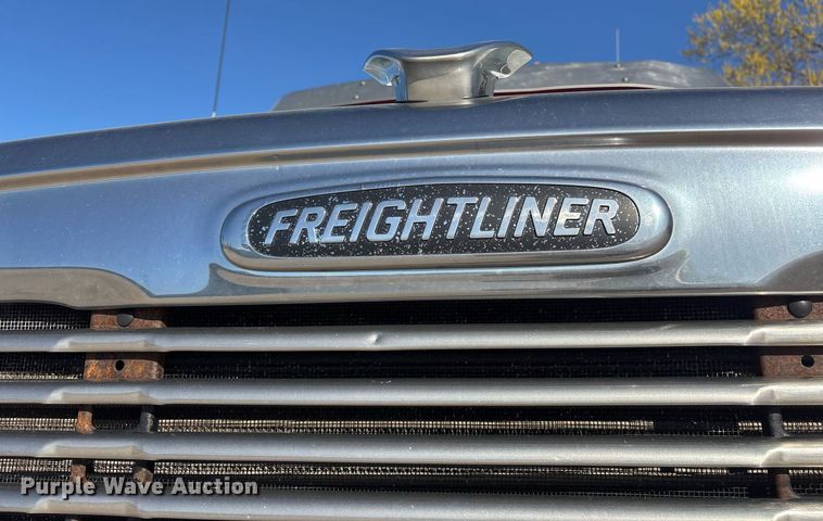 image for item OB9552 2019 Freightliner 122SD semi truck