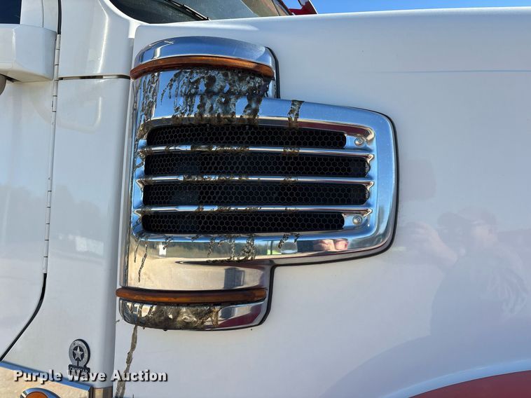 image for item OB9552 2019 Freightliner 122SD semi truck