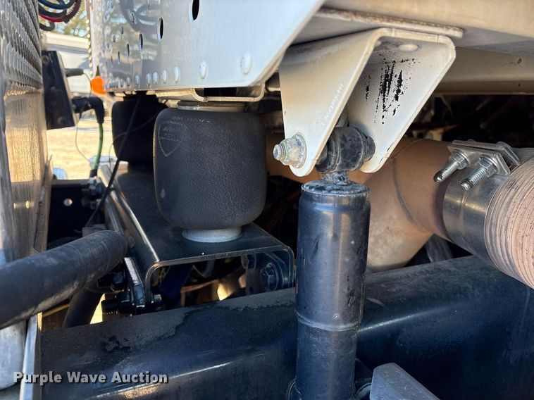 image for item OB9552 2019 Freightliner 122SD semi truck