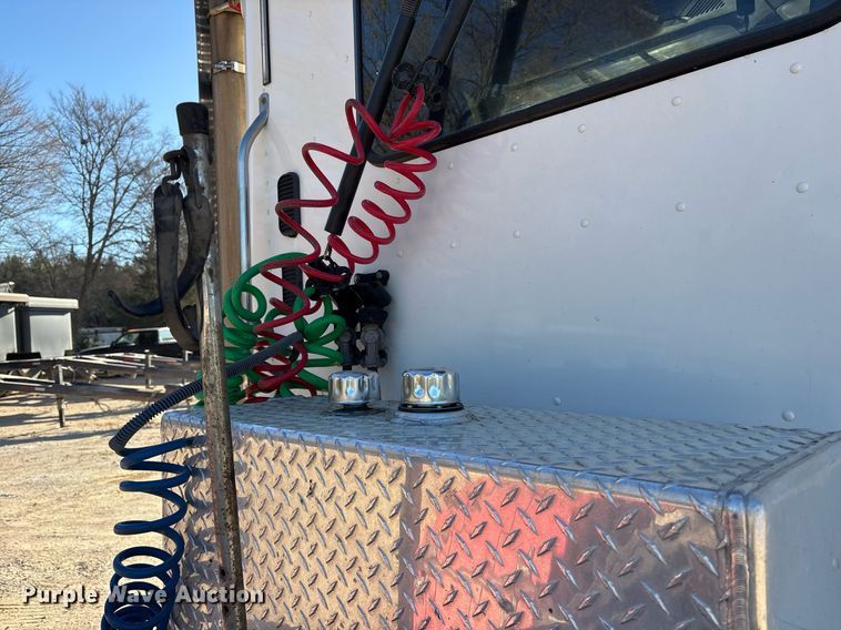 image for item OB9552 2019 Freightliner 122SD semi truck