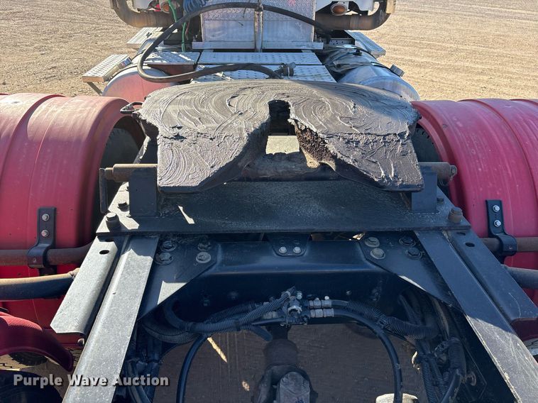 image for item OB9552 2019 Freightliner 122SD semi truck