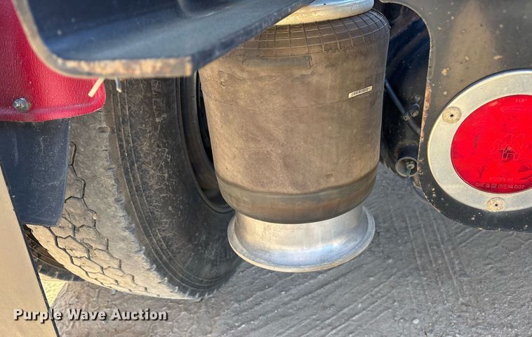 image for item OB9552 2019 Freightliner 122SD semi truck