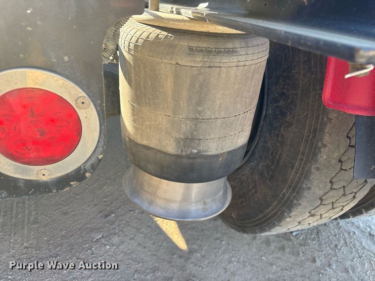 image for item OB9552 2019 Freightliner 122SD semi truck