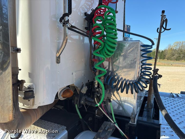 image for item OB9552 2019 Freightliner 122SD semi truck