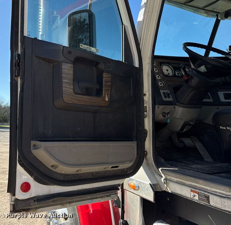 image for item OB9552 2019 Freightliner 122SD semi truck