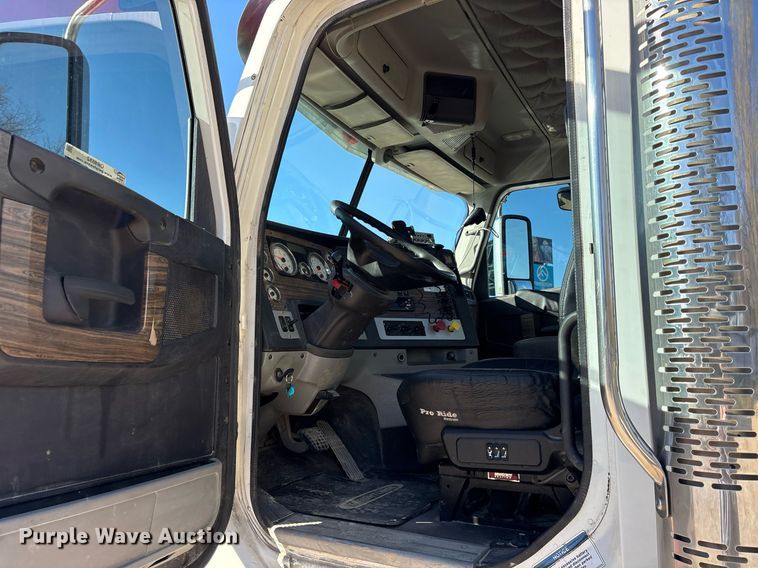 image for item OB9552 2019 Freightliner 122SD semi truck