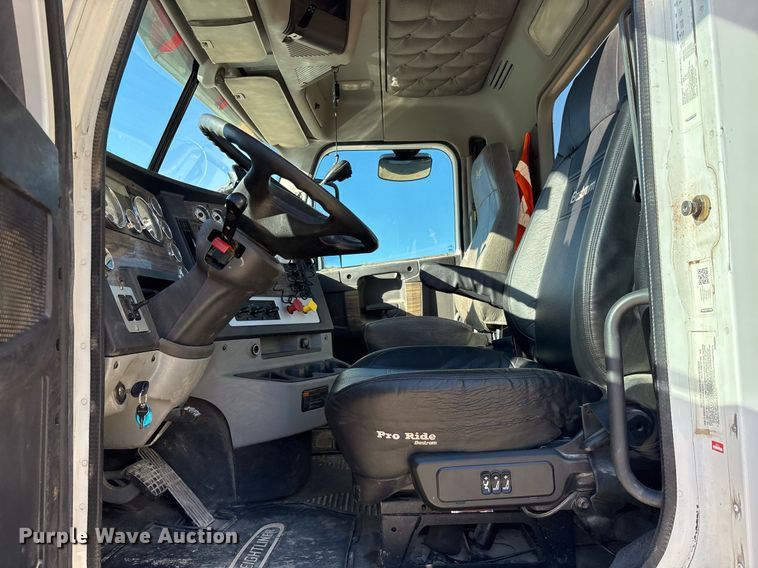 image for item OB9552 2019 Freightliner 122SD semi truck