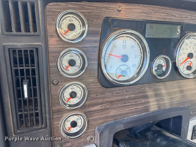 image for item OB9552 2019 Freightliner 122SD semi truck