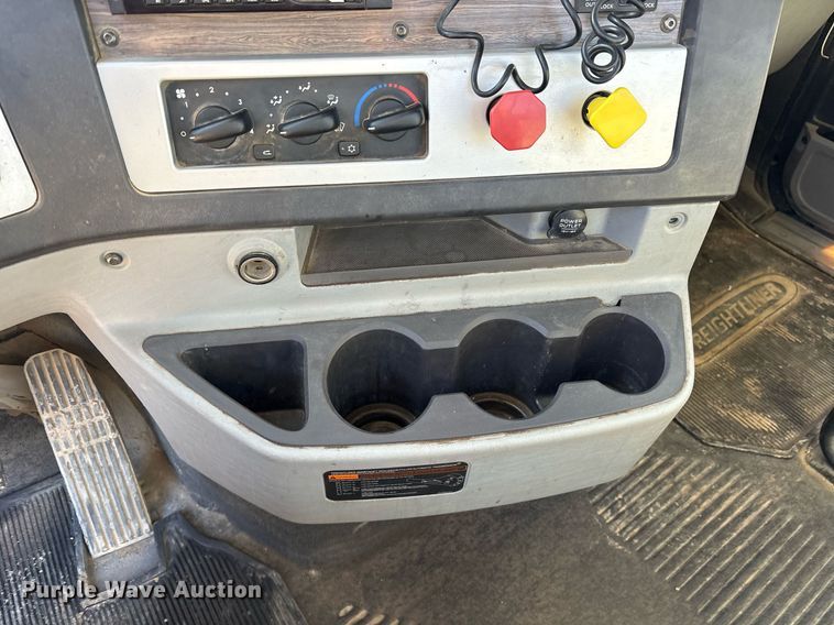 image for item OB9552 2019 Freightliner 122SD semi truck