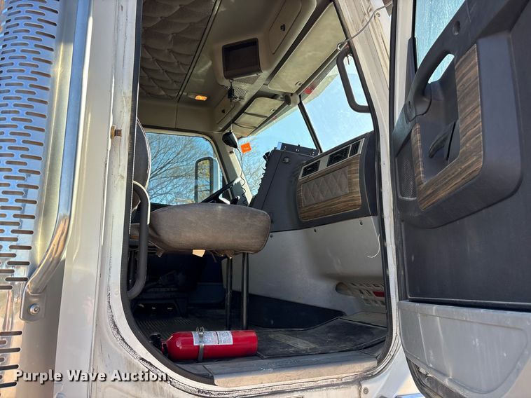 image for item OB9552 2019 Freightliner 122SD semi truck