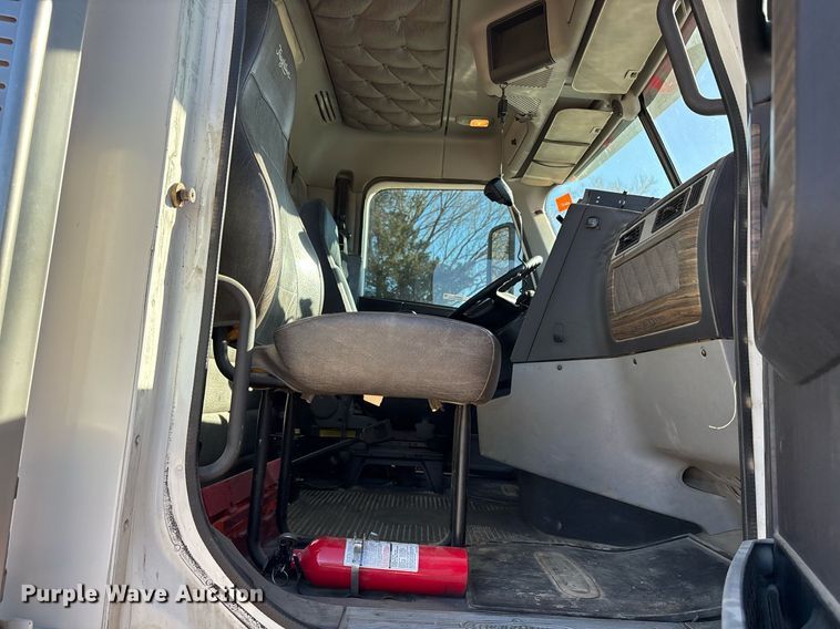 image for item OB9552 2019 Freightliner 122SD semi truck