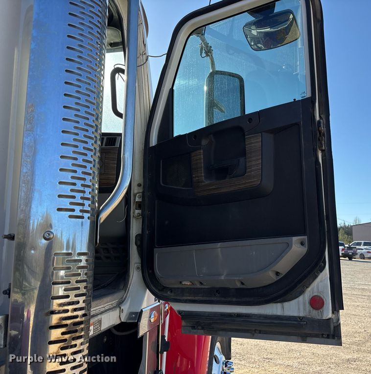 image for item OB9552 2019 Freightliner 122SD semi truck