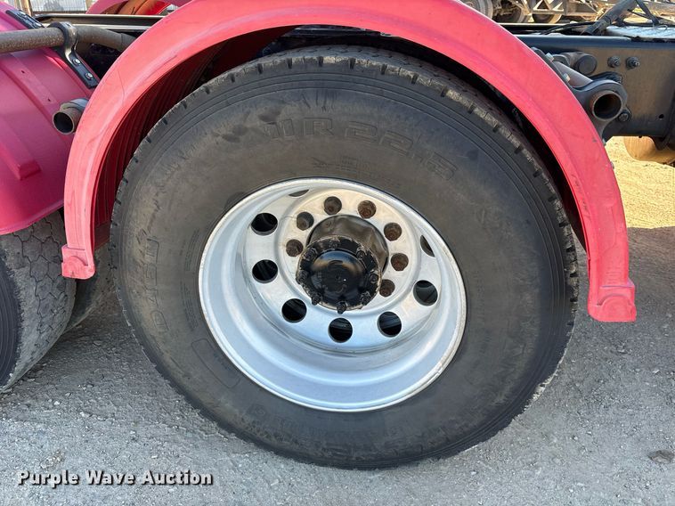 image for item OB9552 2019 Freightliner 122SD semi truck