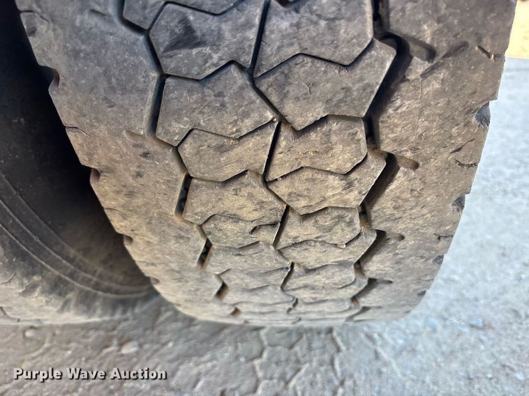 image for item OB9552 2019 Freightliner 122SD semi truck