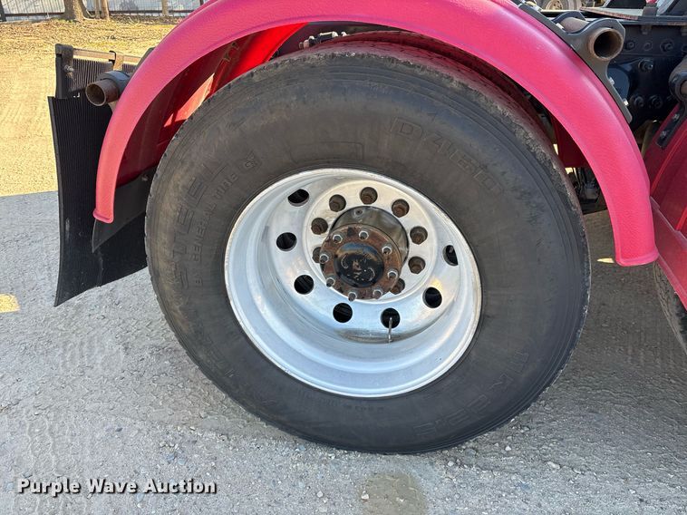 image for item OB9552 2019 Freightliner 122SD semi truck