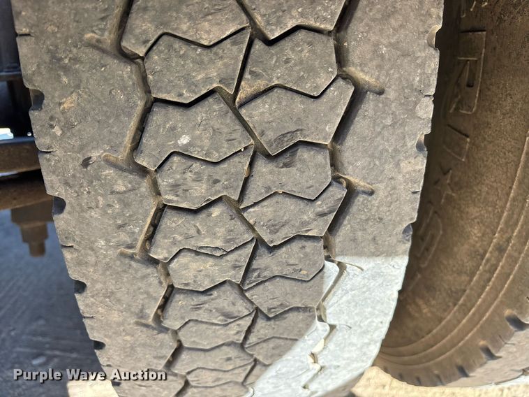 image for item OB9552 2019 Freightliner 122SD semi truck