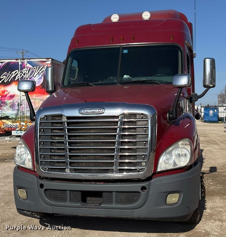 image for item OK9452 2010 Freightliner Cascadia semi truck