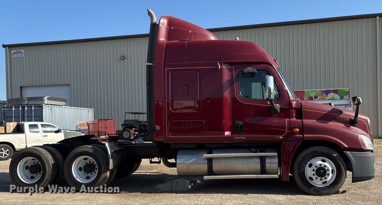 image for item OK9452 2010 Freightliner Cascadia semi truck