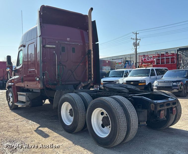 image for item OK9452 2010 Freightliner Cascadia semi truck