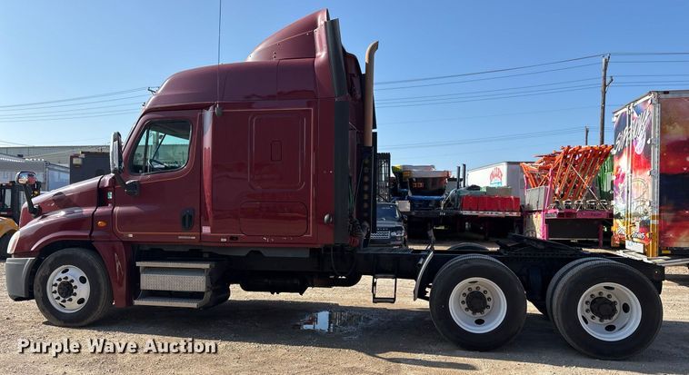 image for item OK9452 2010 Freightliner Cascadia semi truck