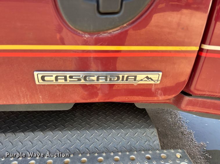 image for item OK9452 2010 Freightliner Cascadia semi truck