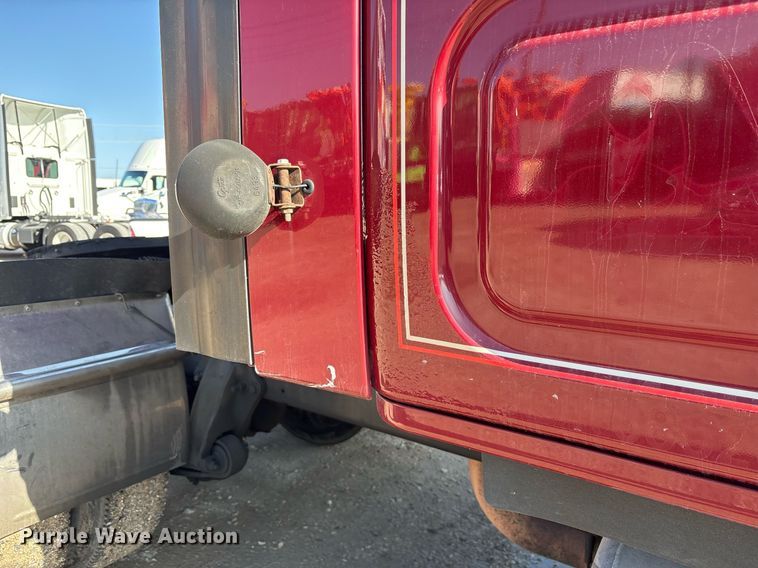 image for item OK9452 2010 Freightliner Cascadia semi truck