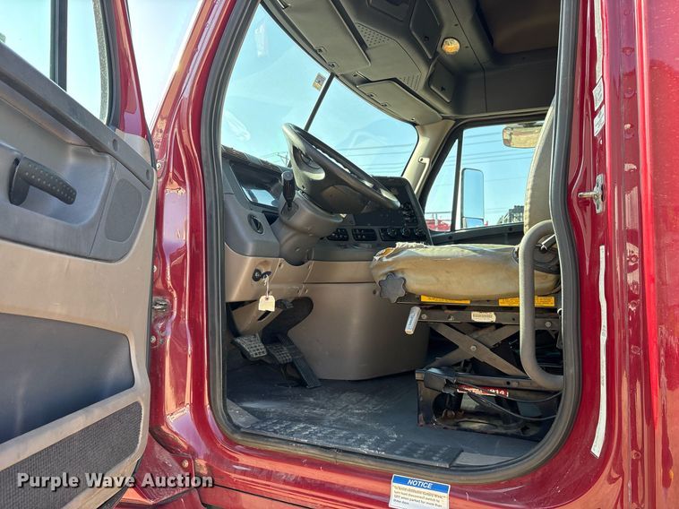 image for item OK9452 2010 Freightliner Cascadia semi truck