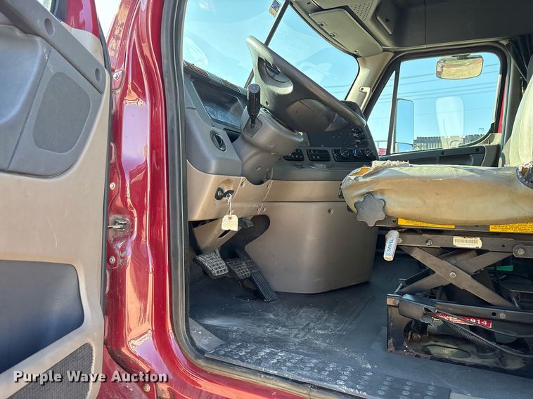 image for item OK9452 2010 Freightliner Cascadia semi truck