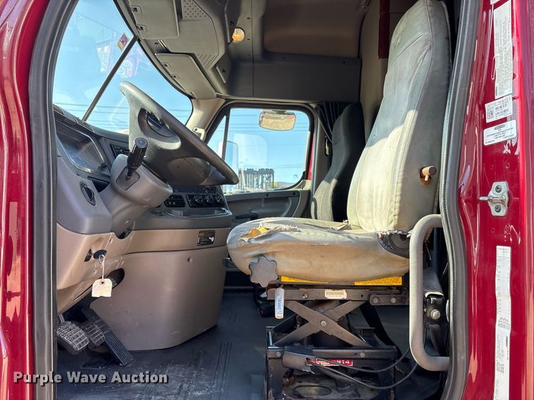 image for item OK9452 2010 Freightliner Cascadia semi truck