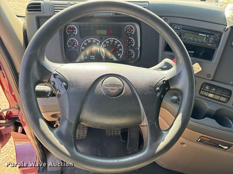 image for item OK9452 2010 Freightliner Cascadia semi truck