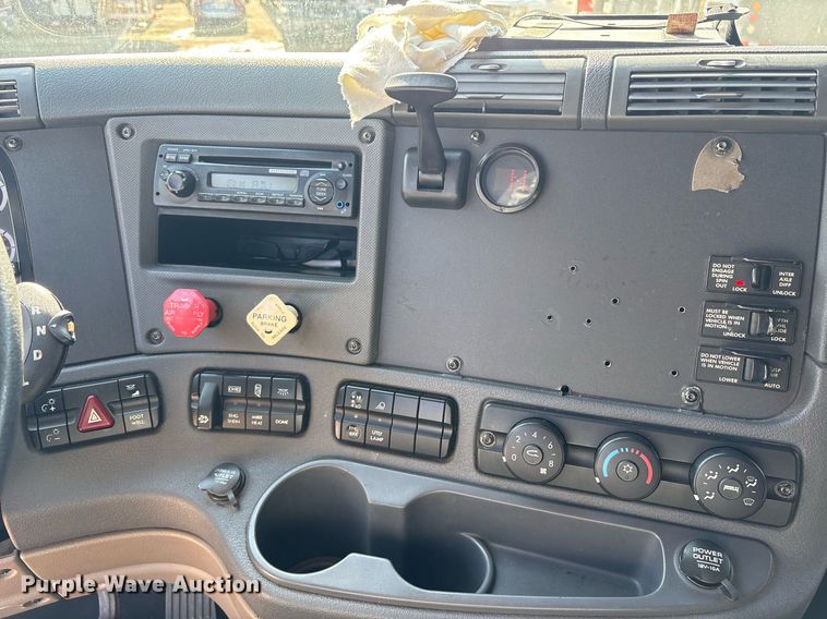 image for item OK9452 2010 Freightliner Cascadia semi truck