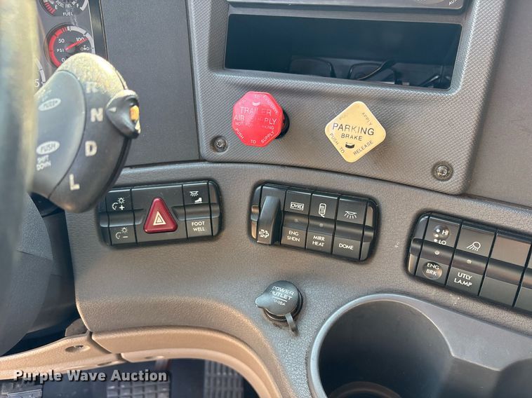 image for item OK9452 2010 Freightliner Cascadia semi truck