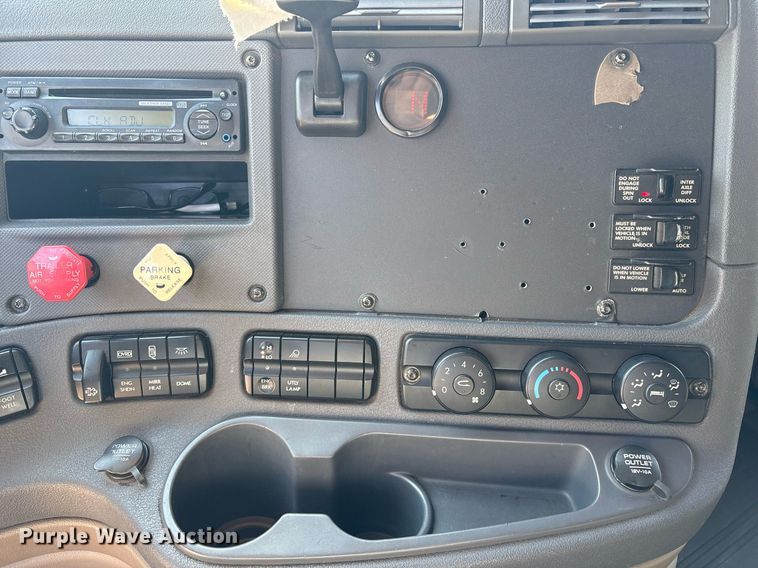 image for item OK9452 2010 Freightliner Cascadia semi truck