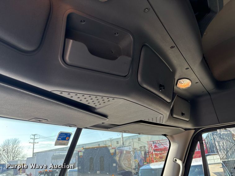 image for item OK9452 2010 Freightliner Cascadia semi truck