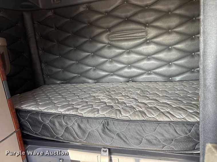 image for item OK9452 2010 Freightliner Cascadia semi truck