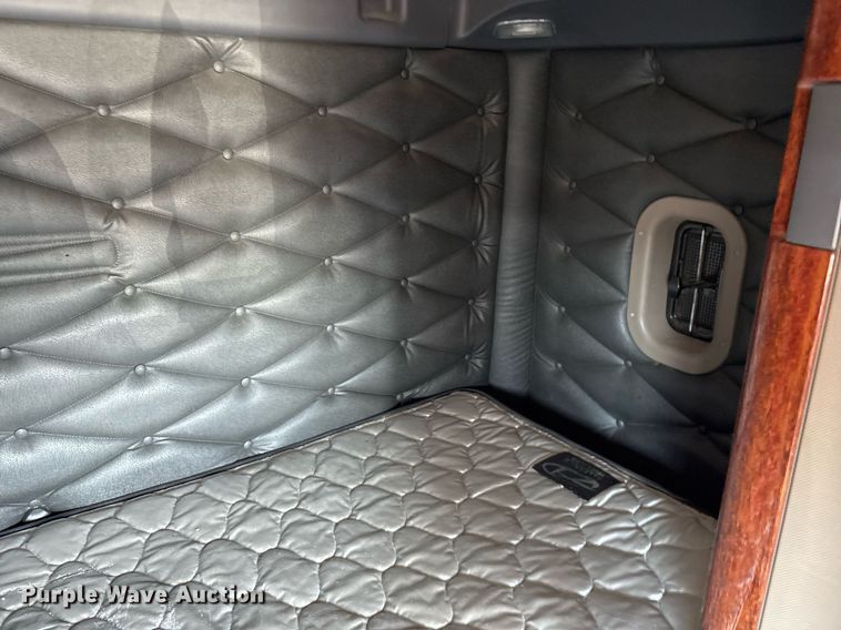 image for item OK9452 2010 Freightliner Cascadia semi truck