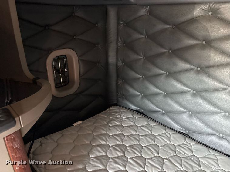 image for item OK9452 2010 Freightliner Cascadia semi truck